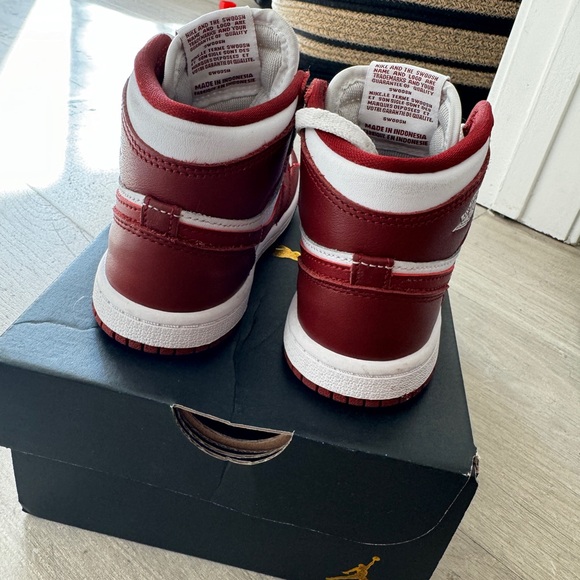Jordan 1 Retro High OG - Picture 2 of 6